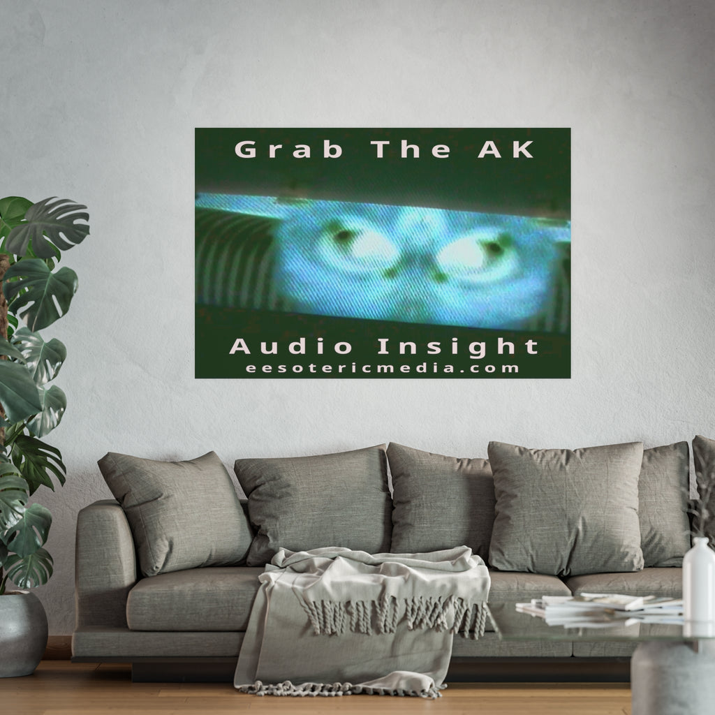 „Grab The AK“ (Audio Insight) Kunstdruck mit einem unheimlichen, surrealen digitalen Wesen, Großformat, 150 × 100 cm