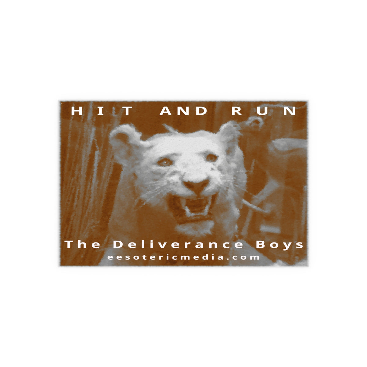 「Hit and Run」 (The Deliverance Boys) 白いライオンのアートプリント（大判）、150 × 100 cm