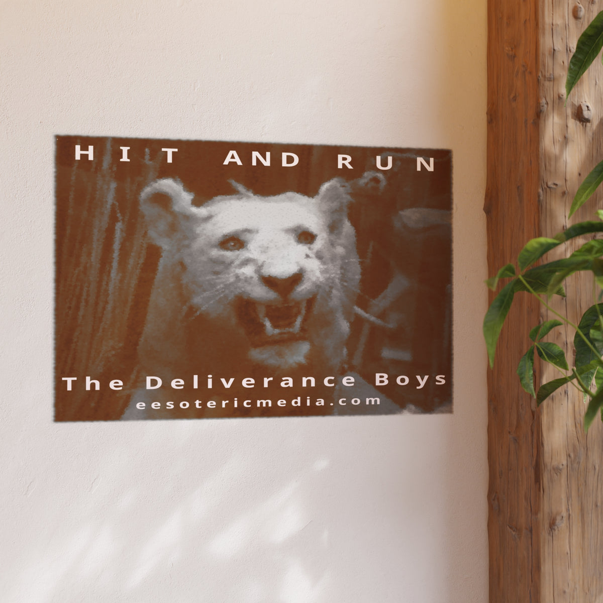 「Hit and Run」 (The Deliverance Boys) 白いライオンのアートプリント、90 × 60 cm