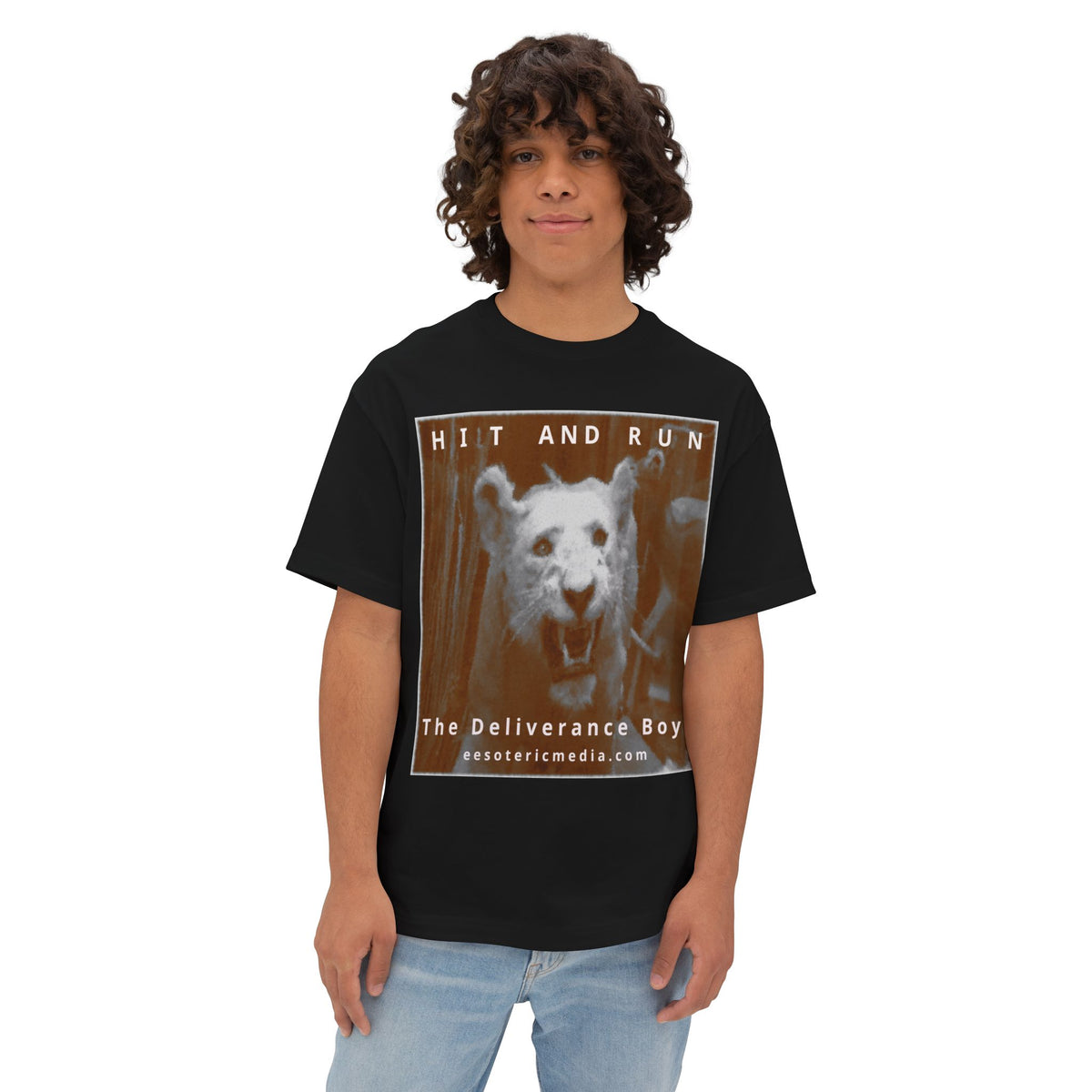 'Hit and Run' (The Deliverance Boys) ホワイトライオン グラフィック オーバーサイズボックスTシャツ