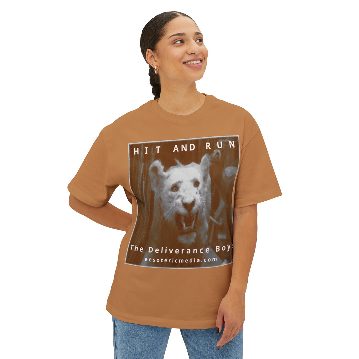 'Hit and Run' (The Deliverance Boys) ホワイトライオン グラフィック オーバーサイズボックスTシャツ
