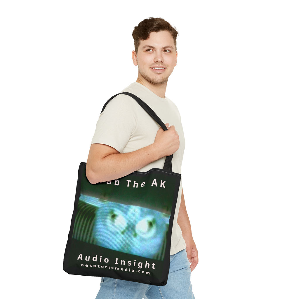 'Grab The AK' (Audio Insight) 不穏でシュールなデジタル・ビーイング グラフィック トートバッグ（45cm × 45cm）