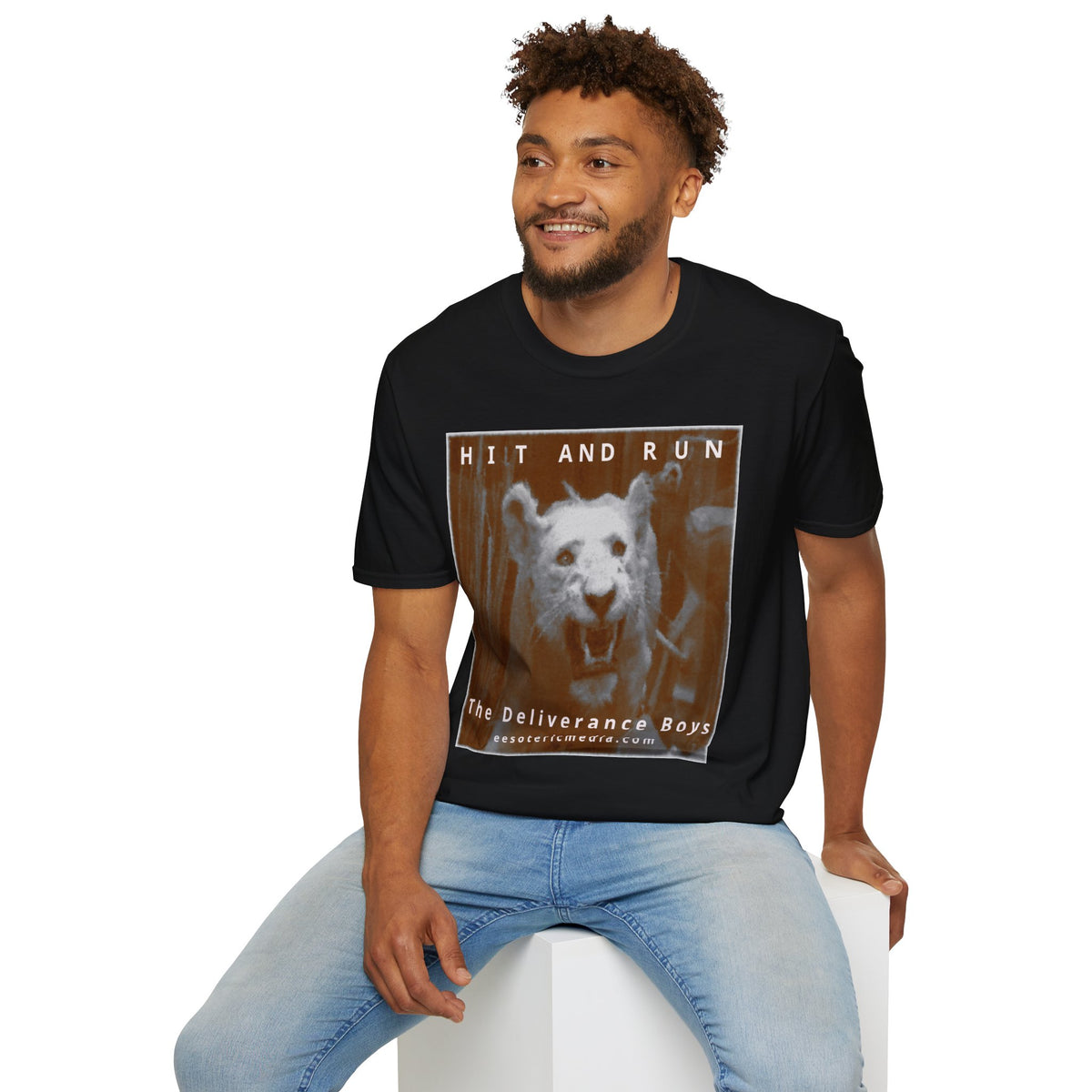 'Hit and Run' (The Deliverance Boys) ホワイトライオン グラフィック ソフトスタイル Tシャツ
