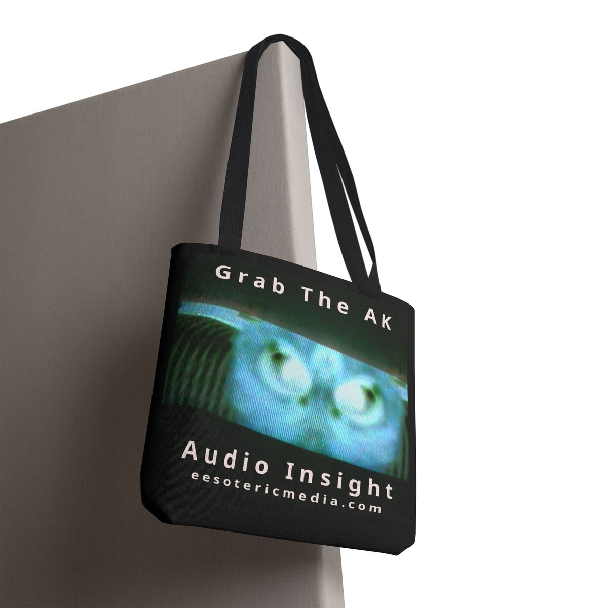 'Grab The AK' (Audio Insight) 不穏でシュールなデジタル・ビーイング グラフィック トートバッグ（45cm × 45cm）