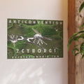 „Anticonvention“ (7Cyborgs) Grafischer Kunstdruck mit einer futuristischen Libelle in Chromoptik, 90 × 60 cm